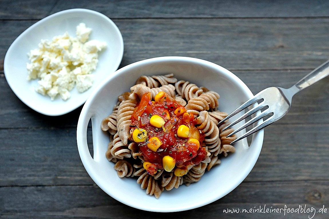 Pasta mit Tomaten-Mais-Sauce und Feta