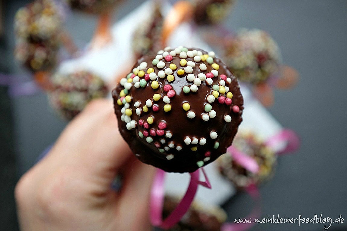 Schoko-Vanille Cake-Pops mit bunten Streuseln | www.meinkleinerfoodblog.de