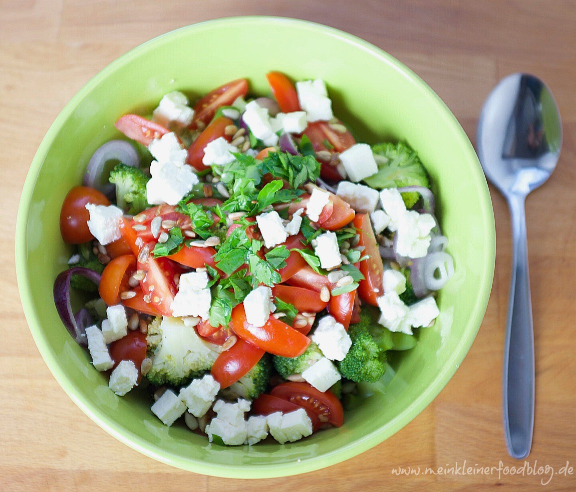 Brokkoli-Salat mit Tomaten und Feta