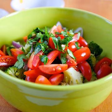 Brokkoli-Salat mit Tomaten und Feta