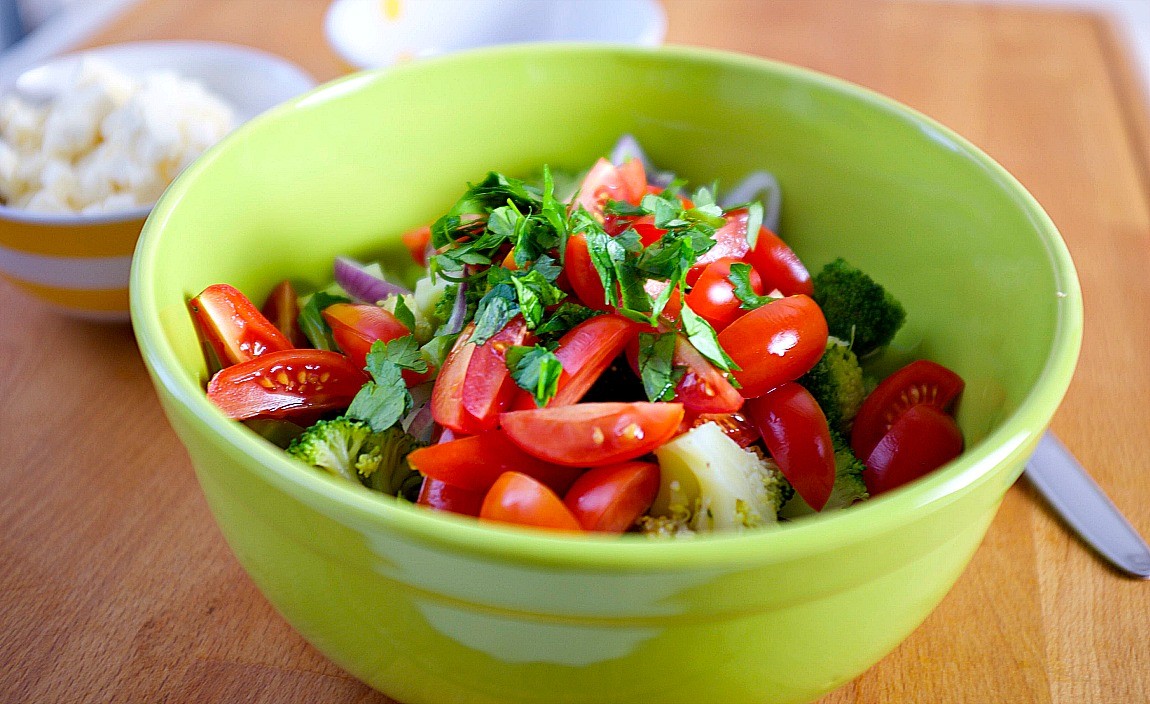 Brokkoli-Salat mit Tomaten und Feta