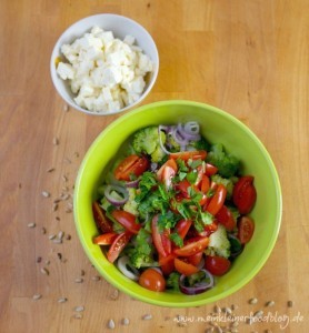 Brokkoli-Salat mit Tomaten und Feta