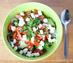 Brokkoli-Salat mit Tomaten und Feta servierfertig