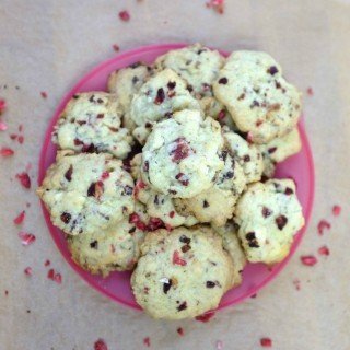 Erdbeer-Walnuss-Cookies mit weißer Schokolade