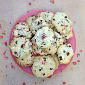 Erdbeer-Walnuss-Cookies mit weißer Schokolade