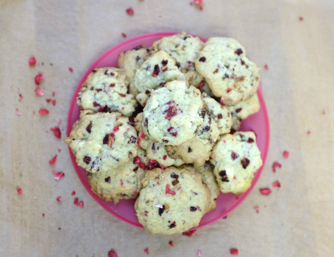 Erdbeer-Walnuss-Cookies mit weißer Schokolade