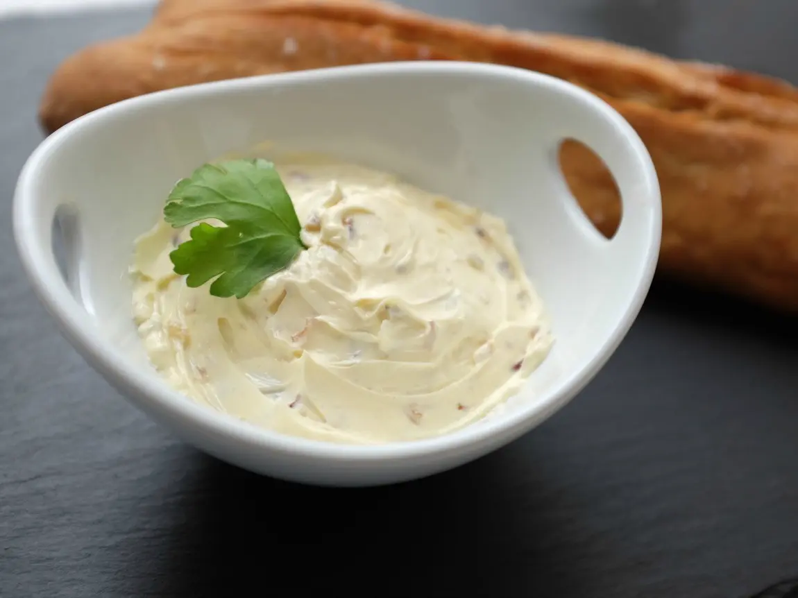 Zwiebel-Senf-Butter