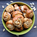 Hefeteigschnecken mit Aprikosenmarmelde und Mandelsplitter | www.meinkleinerfoodblog.de