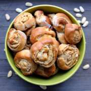 Hefeteigschnecken mit Aprikosenmarmelde und Mandelsplitter | www.meinkleinerfoodblog.de