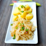 Schmorkraut mit Schwenkkartorffeln und Frühlingszwiebeln | www.meinkleinerfoodblog.de