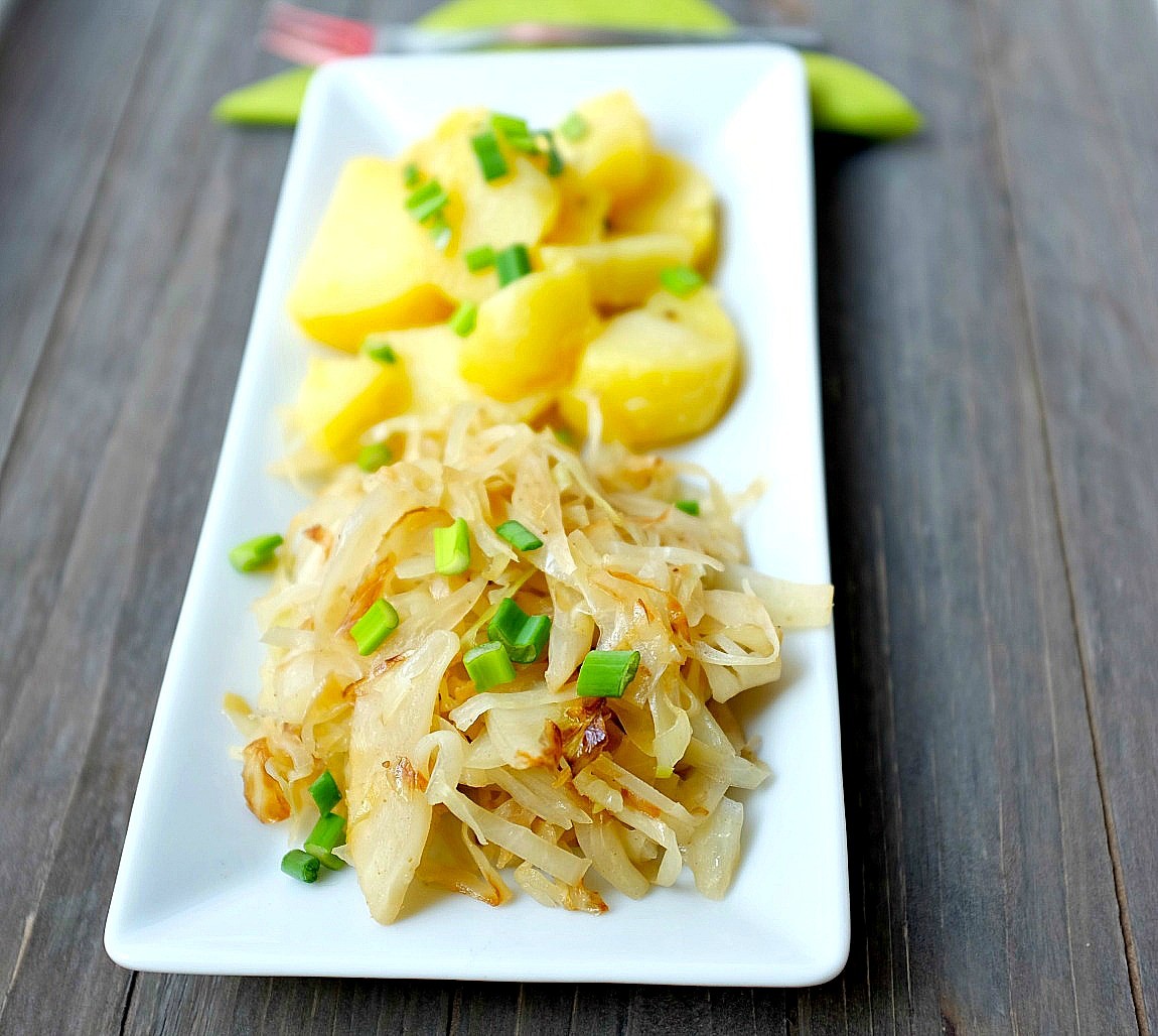 Schmorkraut mit Schwenkkartorffeln und Frühlingszwiebeln | www.meinkleinerfoodblog.de