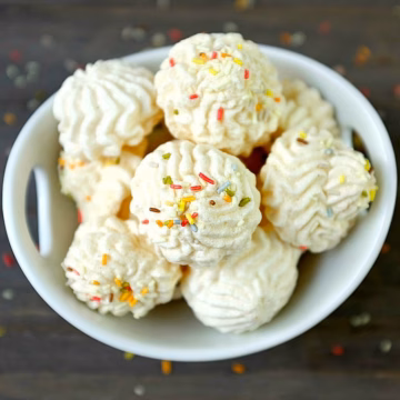 Vanillebaiser mit bunten Steusel