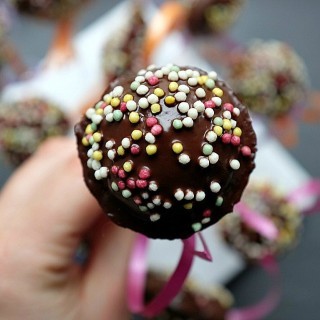 Schoko-Vanille Cake-Pops mit bunten Streuseln | www.meinkleinerfoodblog.de