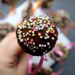 Schoko-Vanille Cake-Pops mit bunten Streuseln | www.meinkleinerfoodblog.de