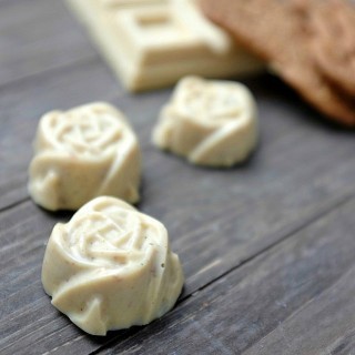 Pralinen aus weißer Schokolade und Spekulatius - nur zwei Zutaten. Super einfach, total lecker.