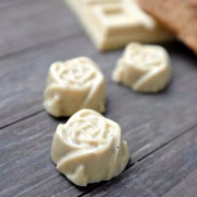 Pralinen aus weißer Schokolade und Spekulatius - nur zwei Zutaten. Super einfach, total lecker.