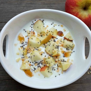 Joghurt mit Apfel Honig Mandeln und Chiasamen
