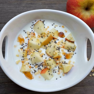 Joghurt mit Apfel Honig Mandeln und Chiasamen