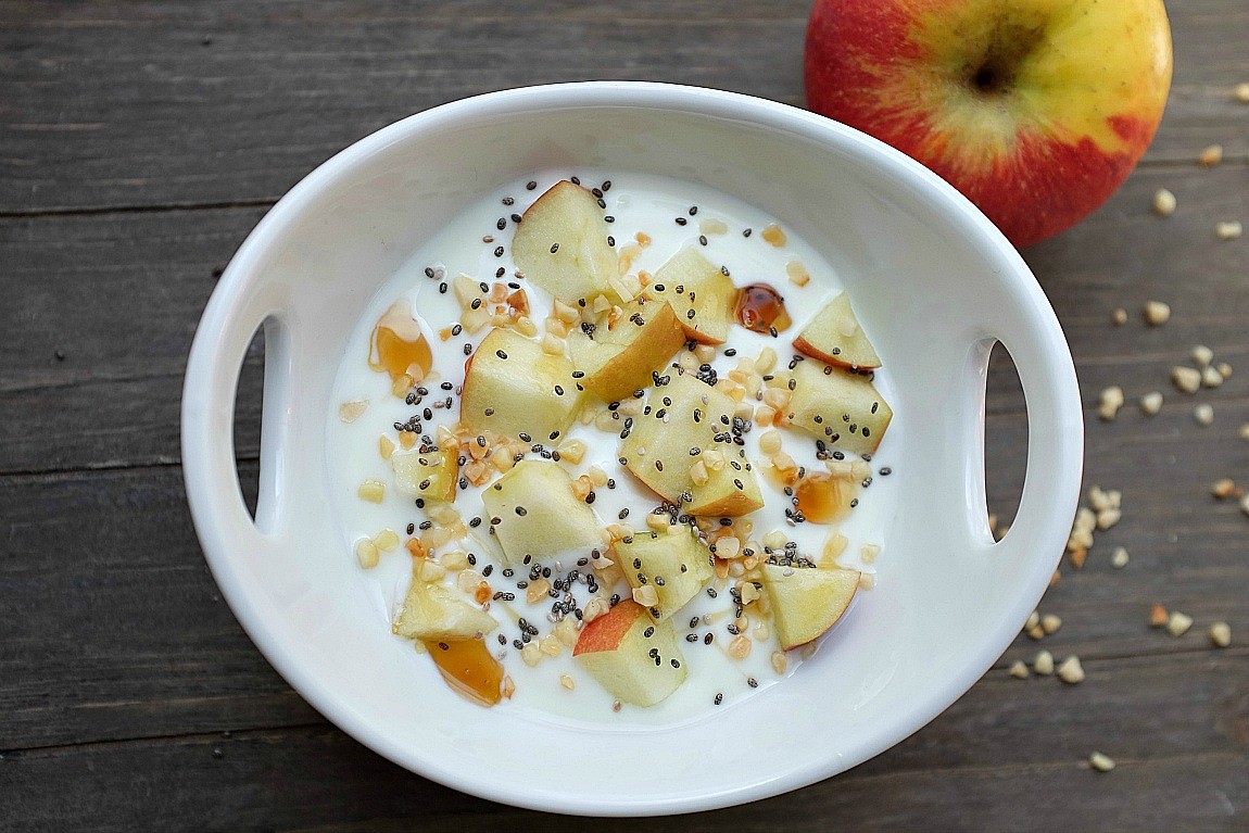 Joghurt mit Apfel Honig Mandeln und Chiasamen