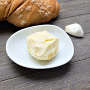 Ein Rezept für eine Knoblauchbutter die auf der Zunge zergeht