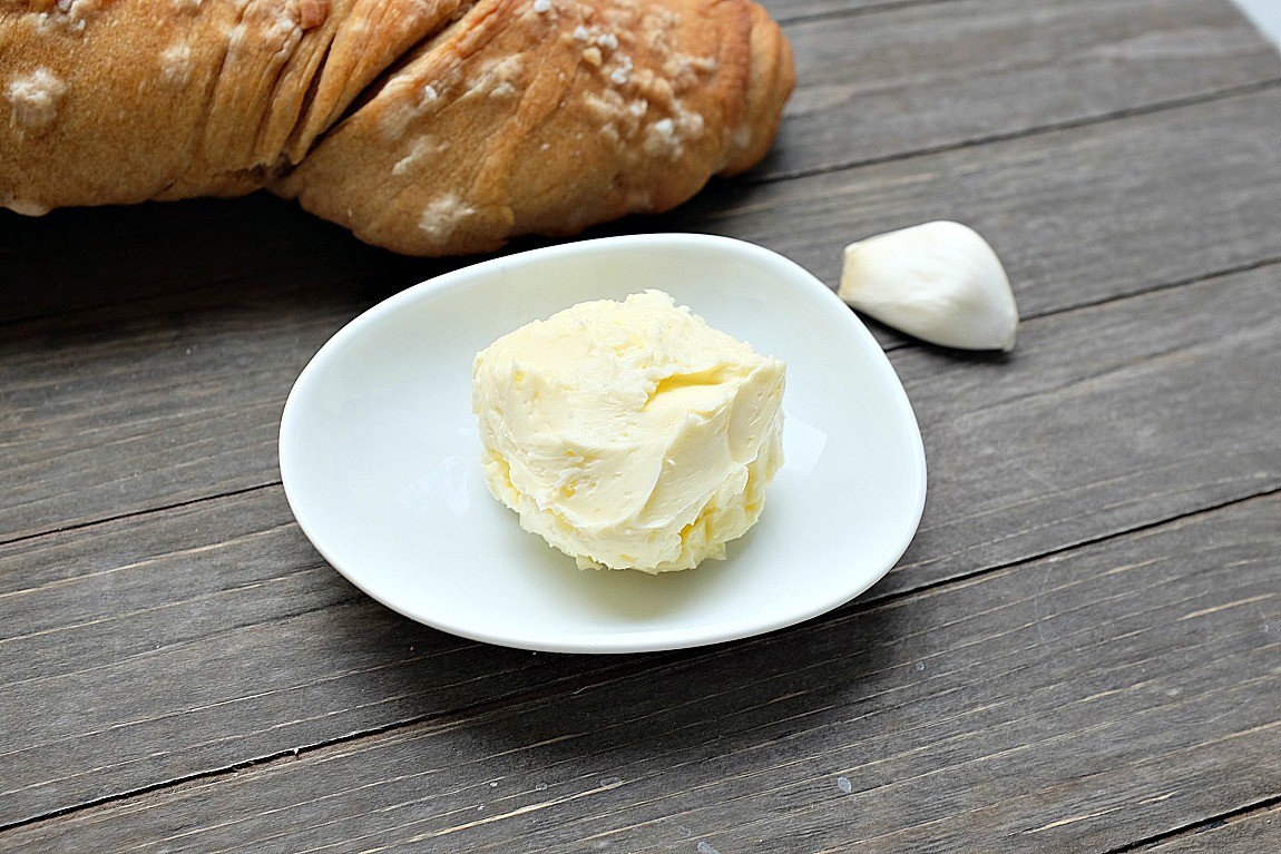 Ein Rezept für eine Knoblauchbutter die auf der Zunge zergeht