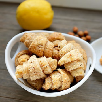 Heute habe ich ein Rezept für euch, dass sich ganz wunderbar auf dem österlichen Brunchtisch macht - Haselnuss-Hörnchen. Ich finde optisch machen diese jede Menge her. Das Rezept habe ich bei ... gesehen und auch nur minimal verändert.