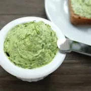 Ein einfaches und schnelles Rezept für Bärlauchbutter.