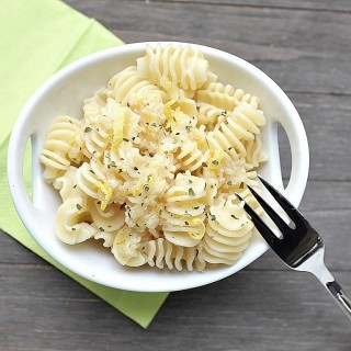 Pasta in einer Zitronenbutter-Soße mit Parmesan - Dafür braucht ihr nur 6 Zutaten und 15 Minuten Zeit. Ein Genuss!