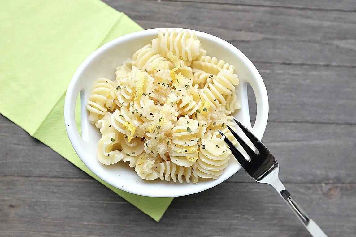 Pasta in einer Zitronenbutter-Soße mit Parmesan - Dafür braucht ihr nur 6 Zutaten und 15 Minuten Zeit. Ein Genuss!