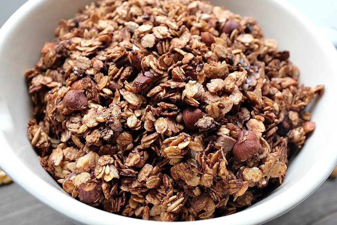 Ein Frühstückstraum: Schoko-Nuss Granola mit Kokosöl