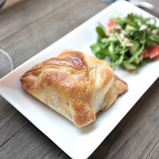 Diese gefüllten Blätterteigtaschen machen nicht nur optisch viel her. Gereicht mit einem leckeren Salat ein Gedicht.