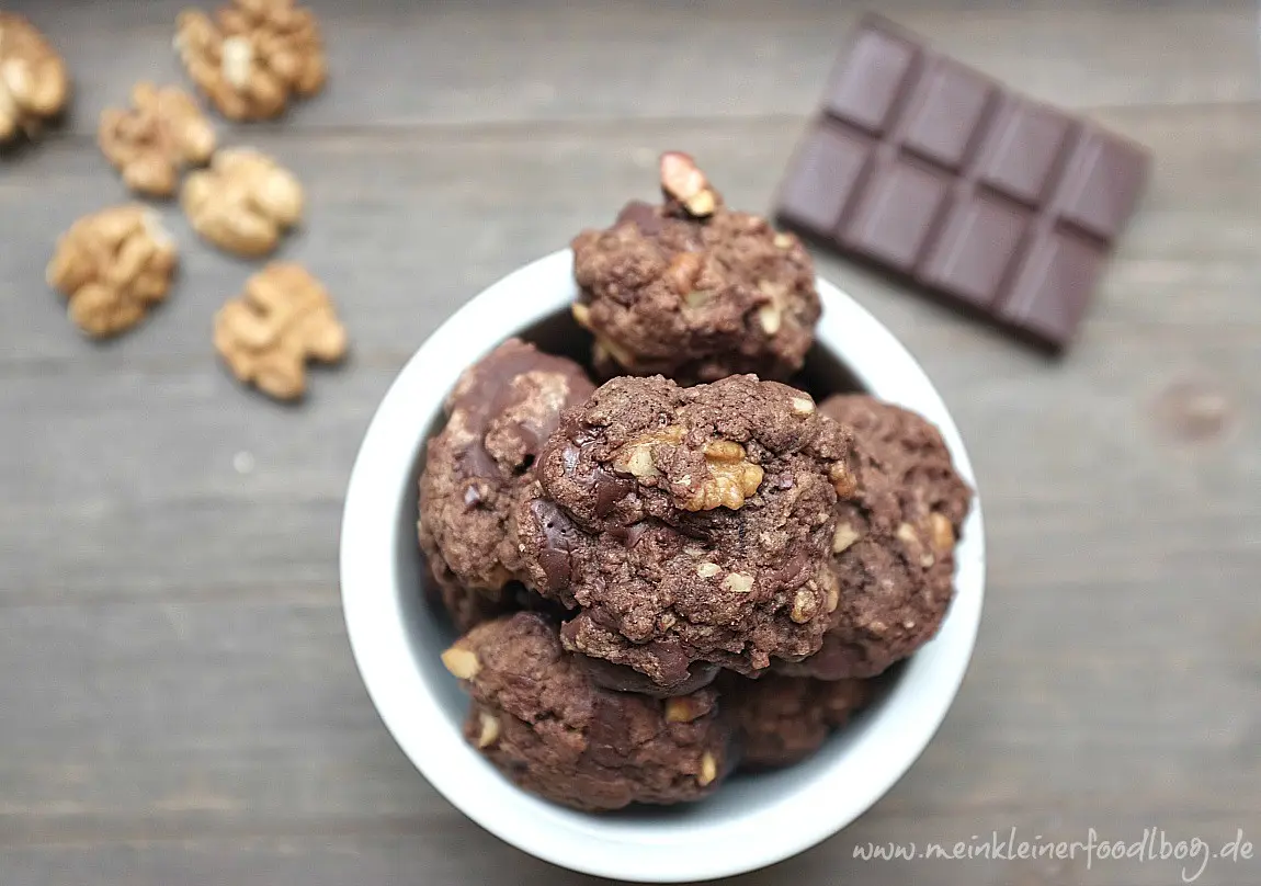 Super schnelle Double Chocolate Cookies mit Walnüssen.