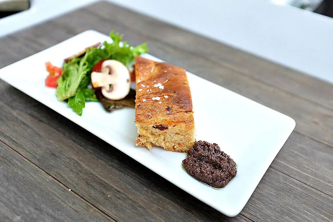 Fougasse mit Tomaten und Rosmarin: Ein Hefebrot ohne Gehzeit, nur verrühren und ab in den Ofen.