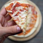 Die schnellste Pizza der Welt: Tortilla-Pizza mit Tomatensauce und Käse