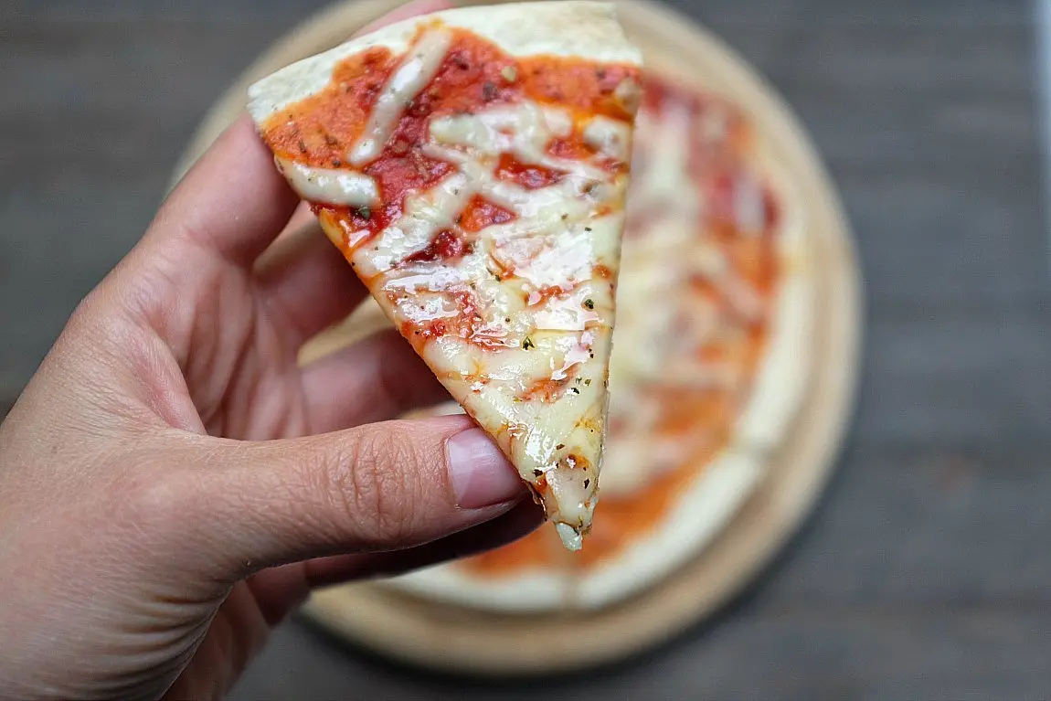 Die schnellste Pizza der Welt: Tortilla-Pizza mit Tomatensauce und Käse