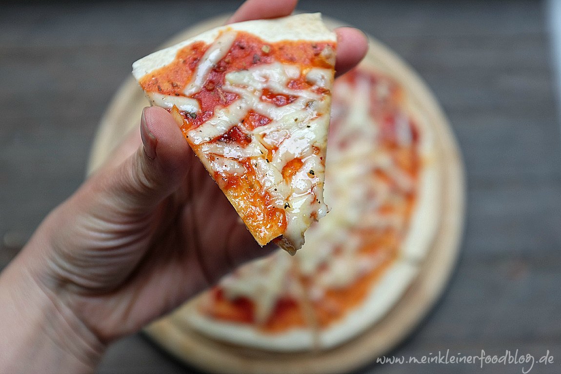 Die schnellste Pizza der Welt: Tortilla-Pizza mit Tomatensauce und Käse