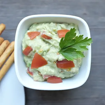 Guacamole - ein köstlicher Dip aus reifer Avocado, Tomate, Knoblauch und Zitrone.