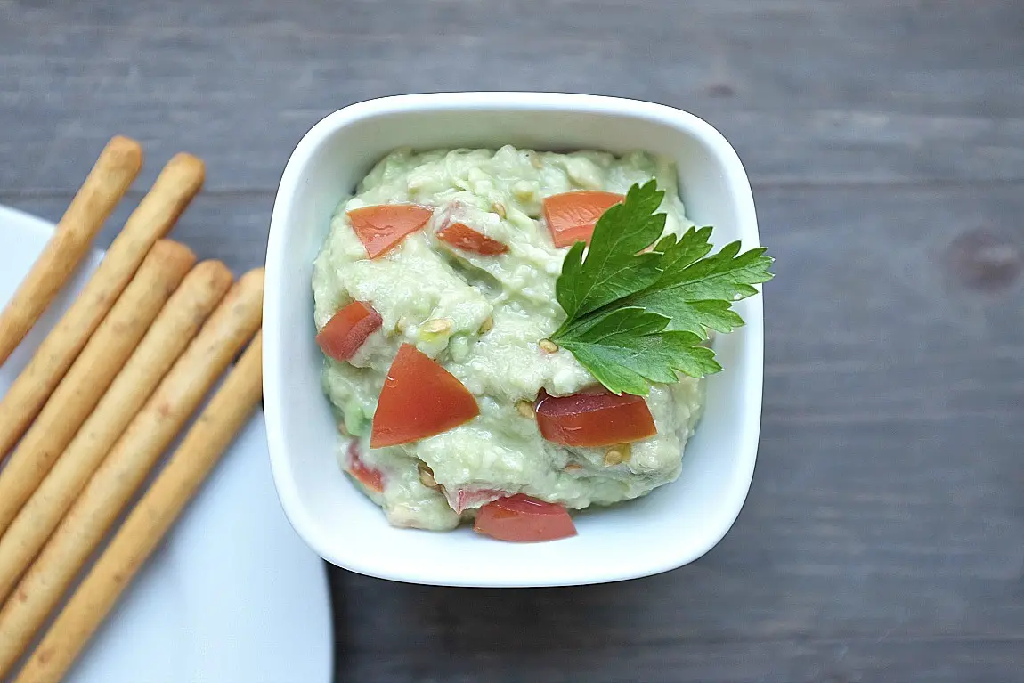 Guacamole - ein köstlicher Dip aus reifer Avocado, Tomate, Knoblauch und Zitrone.