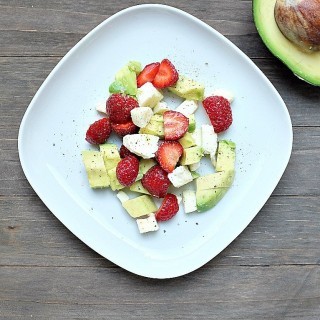 Der Sommersalat des Jahres: Avocado-Erdbeer-Salat mit Mozzarella und Balsamico