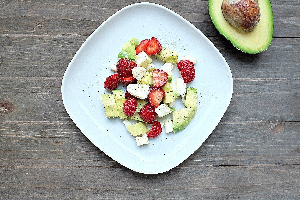 Avocado-Erdbeer-Salat mit Mozzarella und Balsamico - Schnelle ...