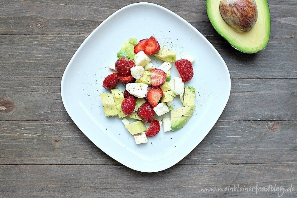 Avocado-Erdbeer-Salat mit Mozzarella und Balsamico - Schnelle ...
