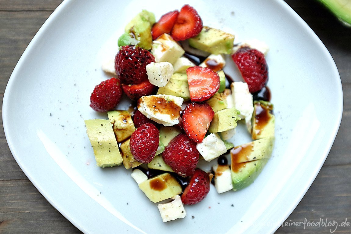 Avocado-Erdbeer-Salat mit Mozzarella und Balsamico - Schnelle ...