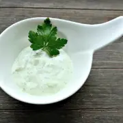 Ein schneller Dip für die nächste Grillfeier: Feta-Saure-Sahne-Creme mit Kräuter