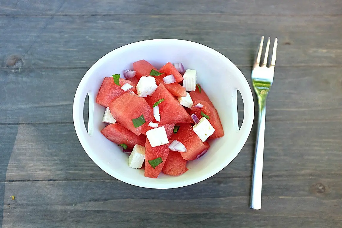 Ein wunderbar frischer Salat für heiße Tag: Melonen-Feta-Salat mit Minze
