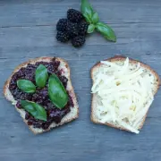 Grilled Cheese in Höchstform: Gefüllt mit Käse, Basilikum und Brombeeren. Ein köstlicher Käsegenuss.