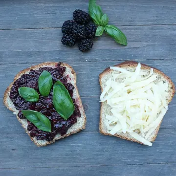 Grilled Cheese in Höchstform: Gefüllt mit Käse, Basilikum und Brombeeren. Ein köstlicher Käsegenuss.