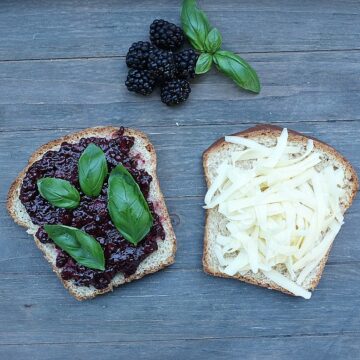 Grilled Cheese in Höchstform: Gefüllt mit Käse, Basilikum und Brombeeren. Ein köstlicher Käsegenuss.