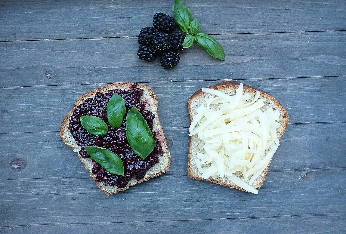 Grilled Cheese in Höchstform: Gefüllt mit Käse, Basilikum und Brombeeren. Ein köstlicher Käsegenuss.