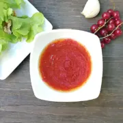Ein Farbknaller auf dem Salat: Johannisbeere-Dressing