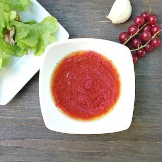 Ein Farbknaller auf dem Salat: Johannisbeere-Dressing
